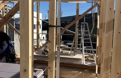 上棟作業中の一コマ