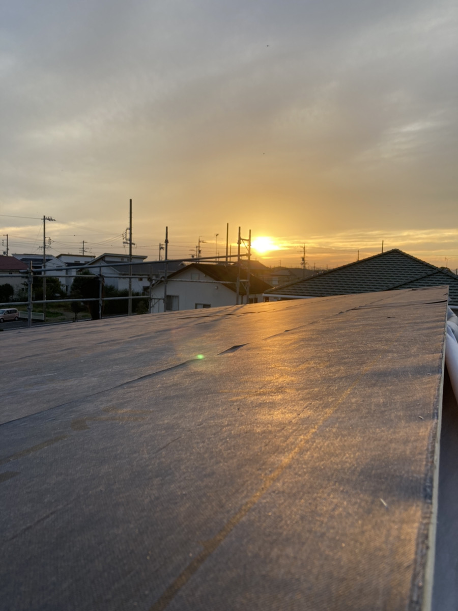 屋根上の夕日