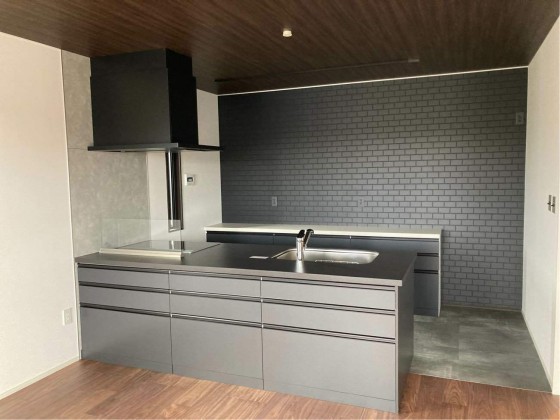 黒基調の2世帯住宅！