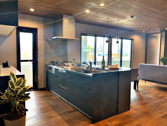 オシャレでお手入れもラクなキッチン‼