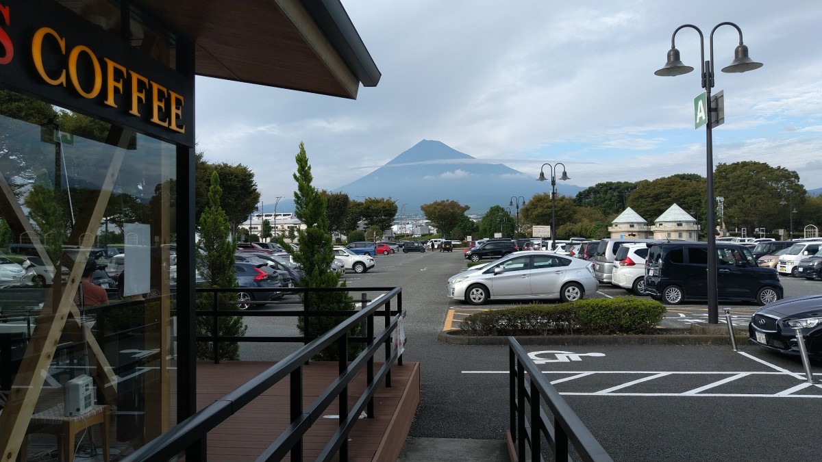 近くのカフェから取った富士山です