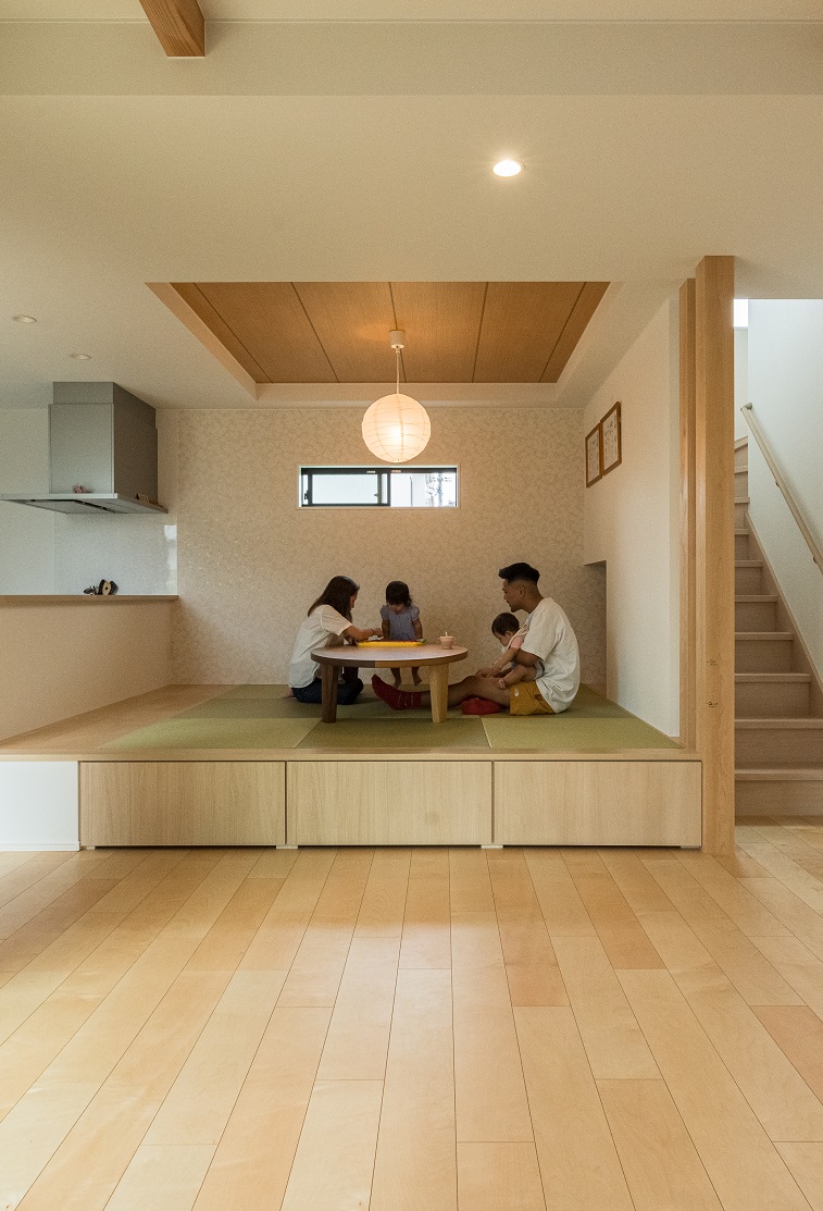 小上がりダイニングにウッドデッキ。人が集う住まい