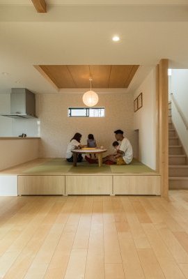 小上がりダイニングにウッドデッキ。人が集う住まい