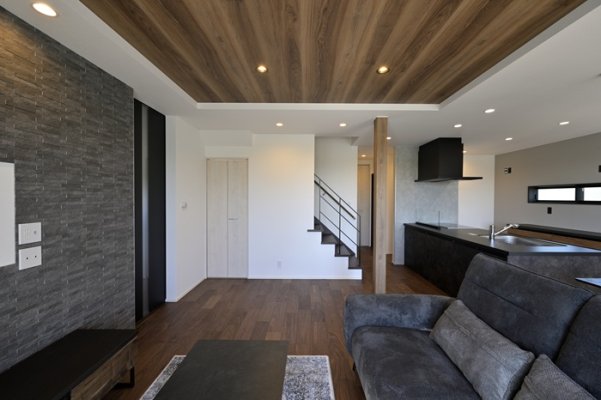 黒と木目でまとめた22帖広々ＬＤＫのお家