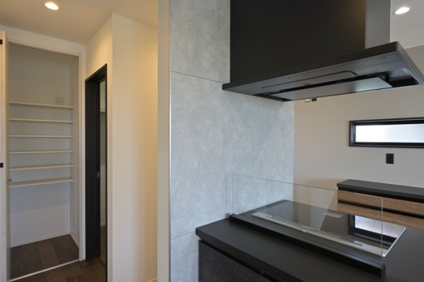 黒と木目でまとめた22帖広々ＬＤＫのお家