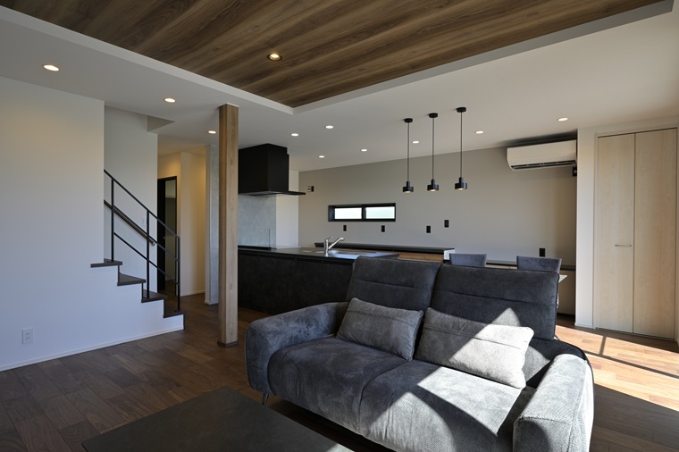 黒と木目でまとめた22帖広々ＬＤＫのお家