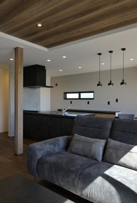 黒と木目でまとめた22帖広々ＬＤＫのお家