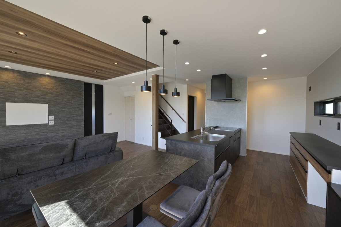 黒と木目でまとめた22帖広々ＬＤＫのお家