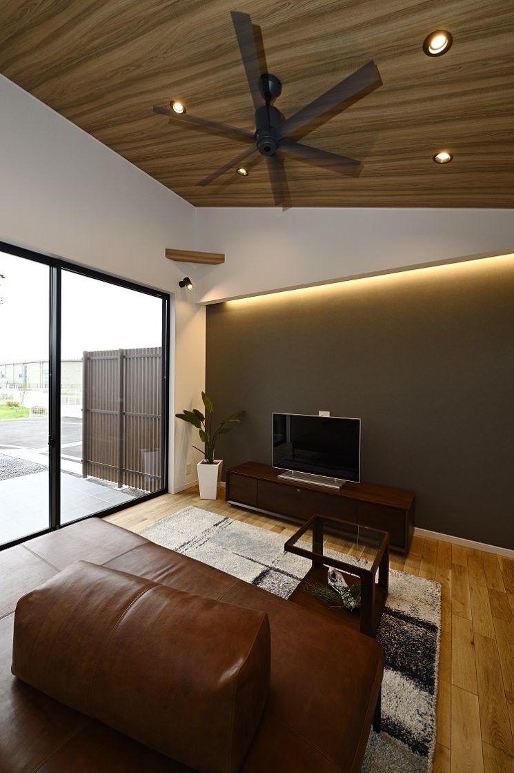 バイクガレージのあるインダストリアルスタイルのお家