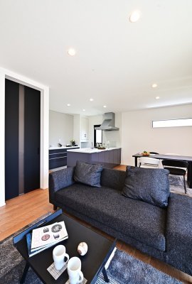 オープンキッチンのあるアーバンスタイルのお家