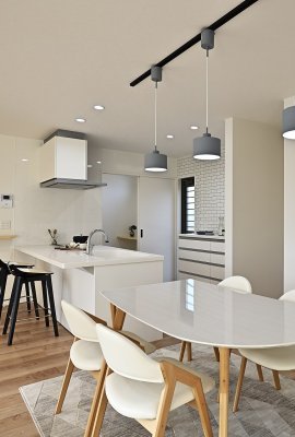 白を基調としたシンプルモダンなお家