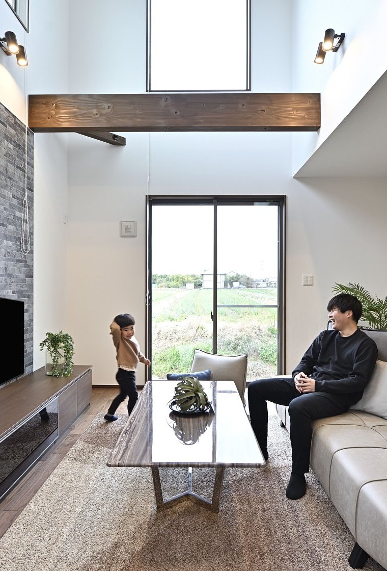 LDKに吹き抜けのあるシンプルモダンのお家