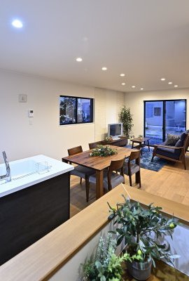 リビングの様子が分かるスキップフロアで 家族みんなの笑顔があふれるお家