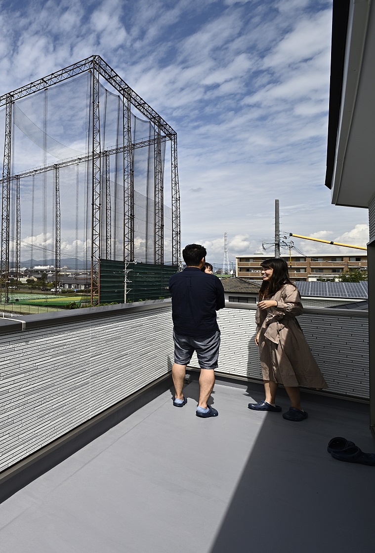 ルーフバルコニーとペントハウスのあるお家