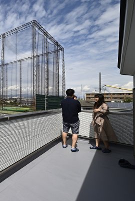 ルーフバルコニーとペントハウスのあるお家