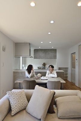 子どもの成長を見守る 明るさと使いやすさにこだわったお家