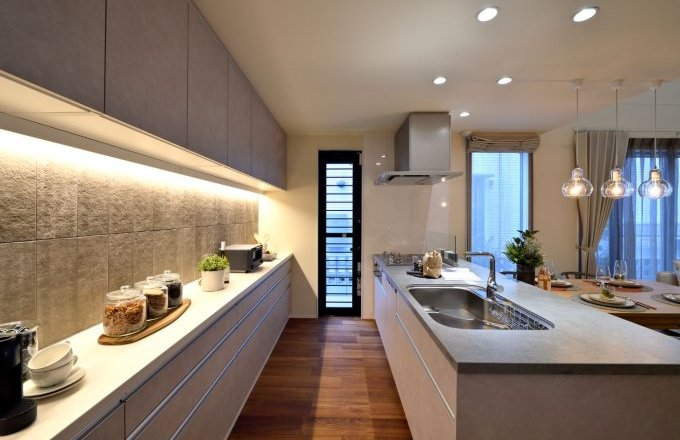 シックにまとめられたダイニングキッチン