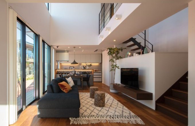 大開口の窓から明るい光が降り注ぐLDK