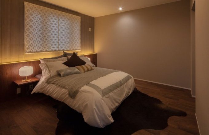 落ち着きのあるトーンを落とした主寝室