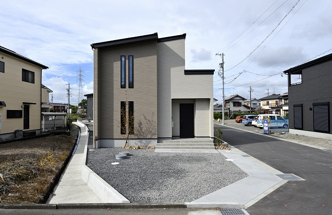 軒天木目の温かなアクセントが効いた外観