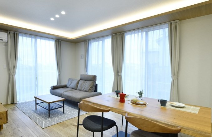 天井が高く、間接照明が映えるLDK