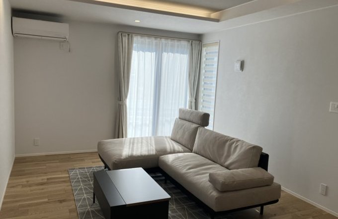 折り上げ天井と間接照明がつくるくつろぎのLDK