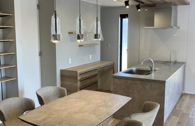 木目の下がり天井×ペニンシュラキッチンの美しい一体感