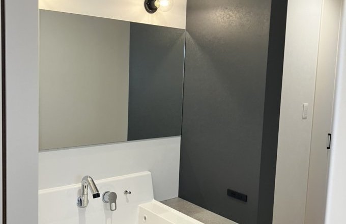 廊下側に設けた幅広洗面台で、朝の混雑ゼロへ