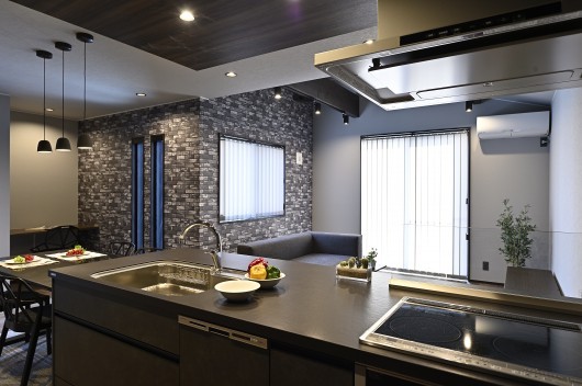 家族とのつながりを感じる開放的な平屋