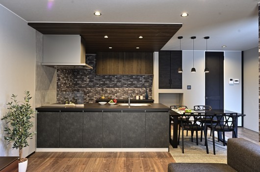 家族とのつながりを感じる開放的な平屋